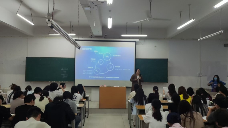 24护理3班国家助学金政策宣讲照片.jpg