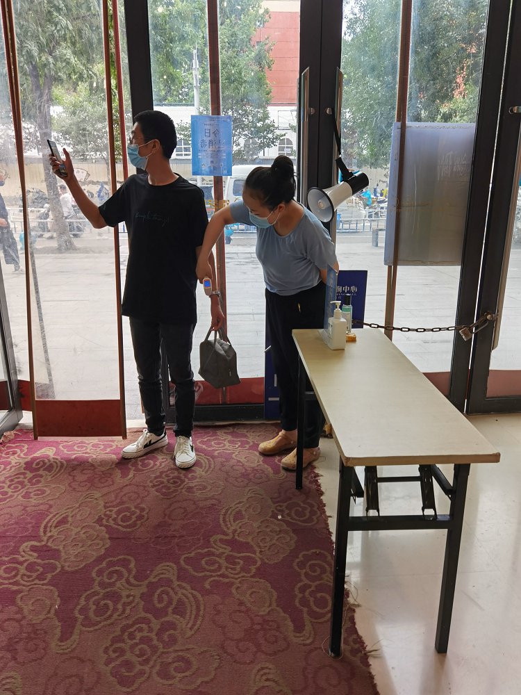 辛娟老师在测体温.jpg