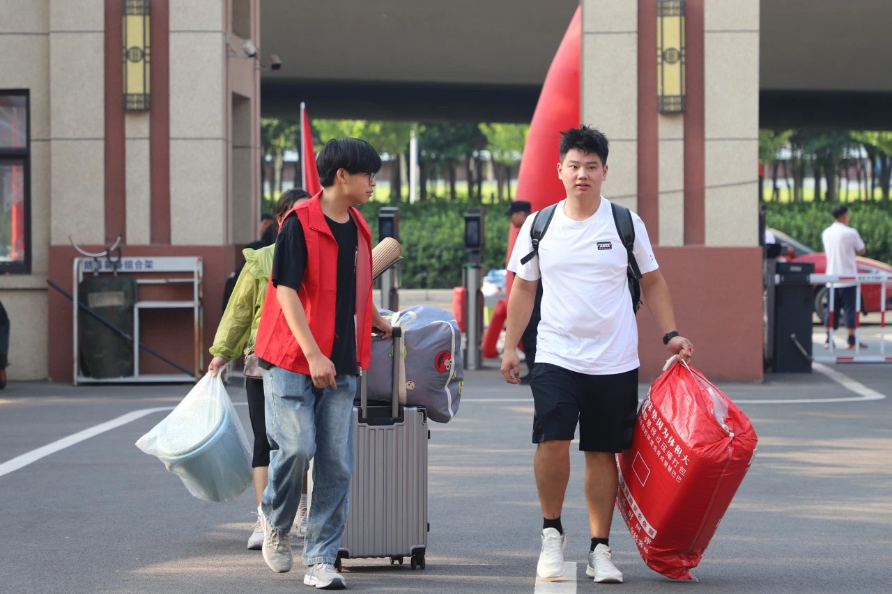 1725280947203491.jpg 6志愿者搬行李.jpg
