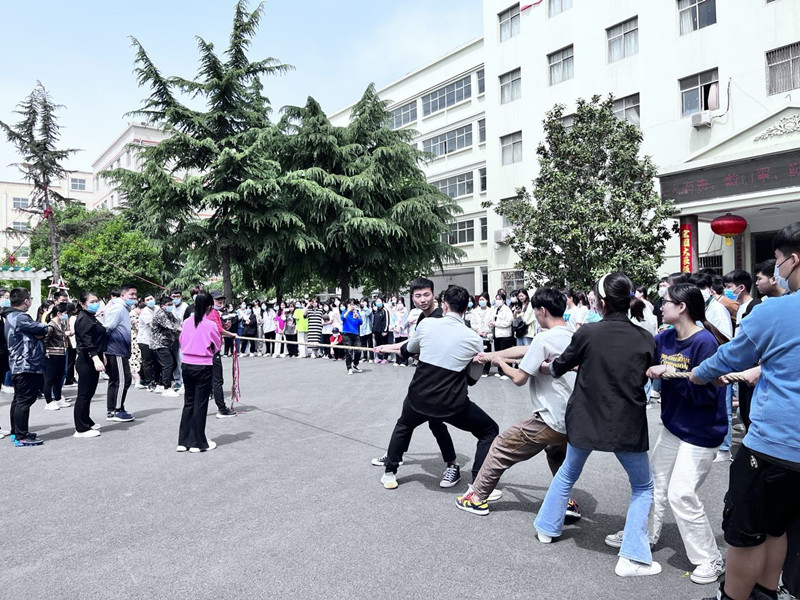 【医学技术系】心的凝聚 力的较量医学技术系举行第一届师生联谊拔河比赛