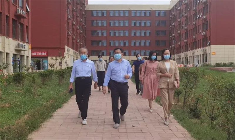 郑州市教育局副局长葛飞一行到我院新密校区调研指导疫情防控工作