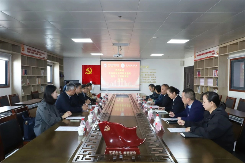 我院与郑州西区中医院举行实习就业基地签约授牌仪式